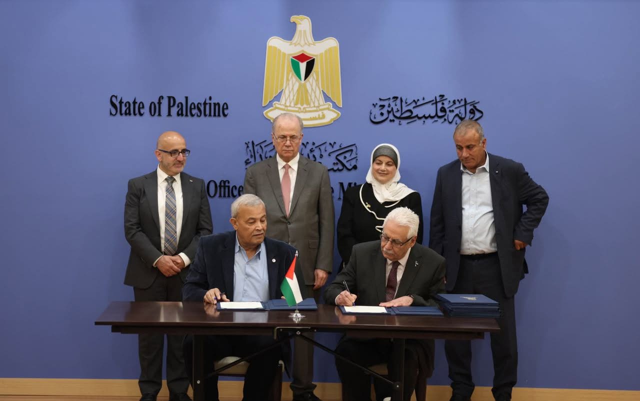 رئيس جمعية الهلال الاحمر الفلسطيني يوقّع اتفاقية مشروع تحسين القدرات السمعية لذوي الإعاقة 